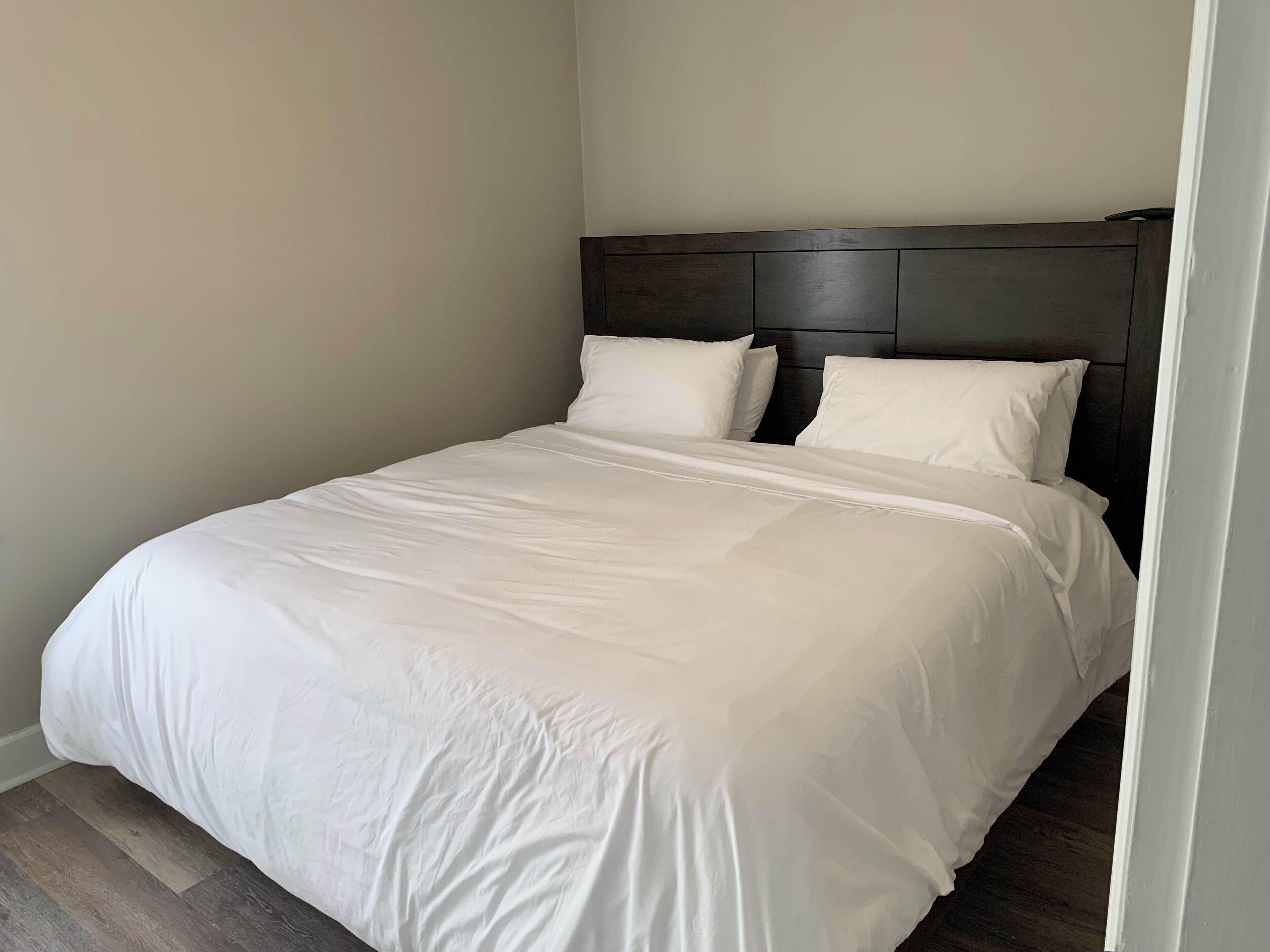 3 habitaciones, tabla de planchar con plancha, wifi y ropa de cama 