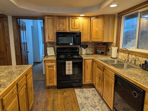 Fridge, microwave, oven, stovetop - McCall Idaho getaway - walk to the lake and downtown (McCall)