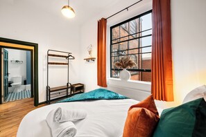 3 habitaciones, escritorio, tabla de planchar con plancha y wifi