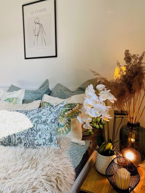2 bedrooms, desk, WiFi, bed sheets