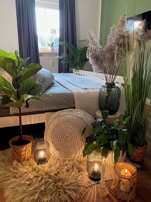 2 bedrooms, desk, WiFi, bed sheets