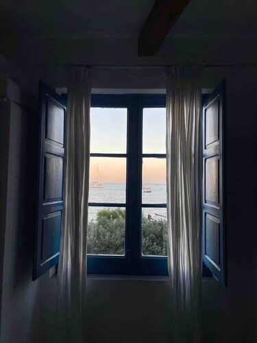 Mini apartment with charming window overlooking the sea quiet and relaxing.