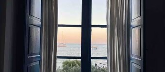 Mini apartment with charming window overlooking the sea quiet and relaxing.