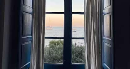 Mini apartment with charming window overlooking the sea quiet and relaxing.