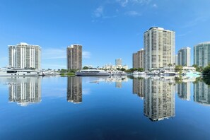 Marina - Aventura Modern 2-Bedroom Condo in Serene Community (Aventura)