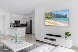 TV - Aventura Modern 2-Bedroom Condo in Serene Community (Aventura)