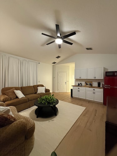 Beautiful cottage overlooking the golf course. Community pool, gym, basketball.