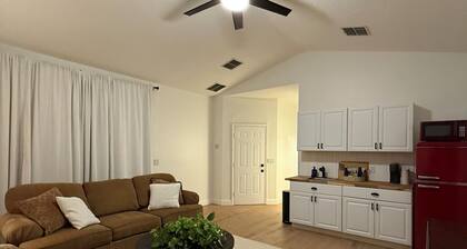 Beautiful cottage overlooking the golf course. Community pool, gym, basketball.