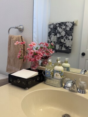 Hair dryer, towels, soap, toilet paper - Beautiful cottage overlooking the golf course. Community pool, gym, basketball. (Sorrento)