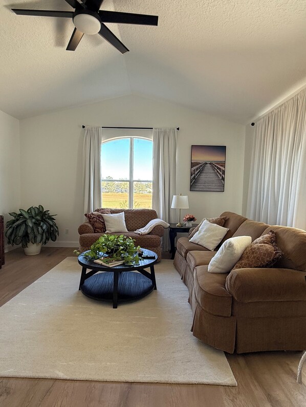 Living area - Beautiful cottage overlooking the golf course. Community pool, gym, basketball. (Sorrento)