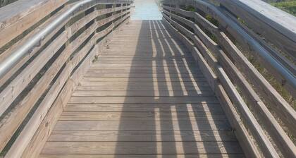 Waterfront Escape! 4BR/2BA on Canal, Sleeps 14 – Boat & Family Ready! Holden