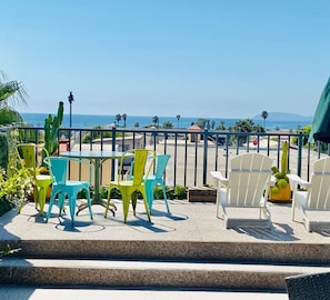 Outdoor dining - Cozy house 2 minutes from the beach. Beautiful ocean view from the terraces. (Playas de Rosarito)