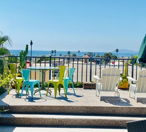 Cozy house 2 minutes from the beach. Beautiful ocean view from the terraces.