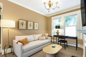 Apartemen, 1 Tempat Tidur King dengan tempat tidur Sofa | Area keluarga | Televisi 32-inci dengan saluran TV digital