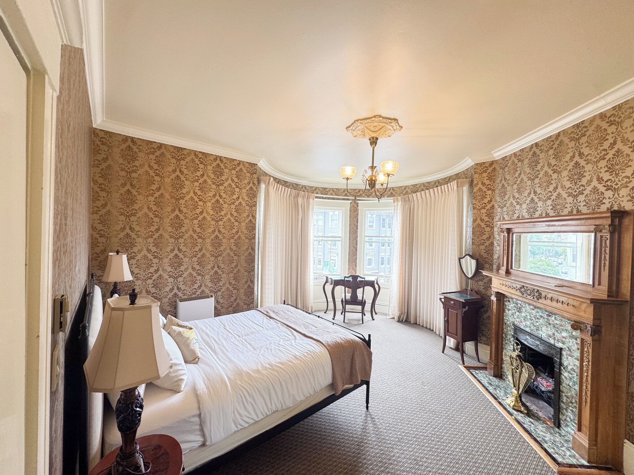 Suite | Premium bedding, individually decorated, individually furnished