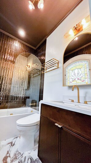 Deluxe tweepersoonskamer, 1 queensize bed | Badkamer | Gratis toiletartikelen, een haardroger, handdoeken, zeep