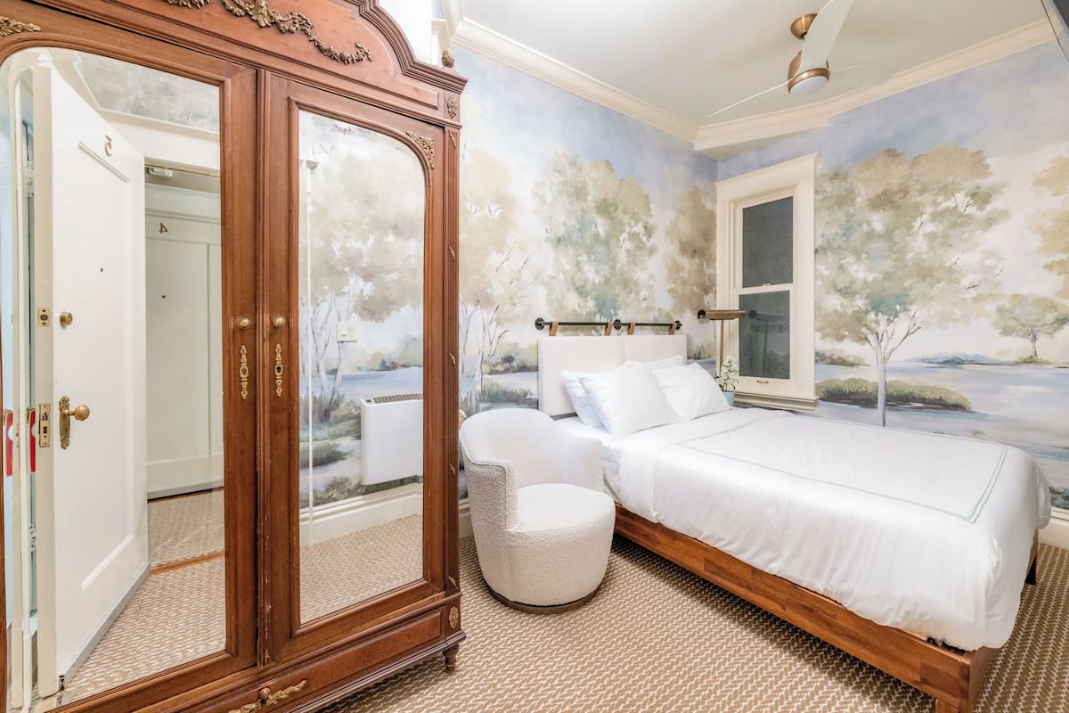 Economy Room, 1 Queen Bed | Premium bedding, individually decorated, individually furnished