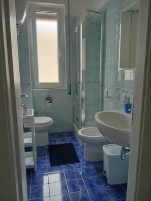 Shower, hair dryer, bidet, towels - Luli Holidays in Paestum. Sea and history at your fingertips. Comfortable and cozy (Licinella-Torre di Paestum)