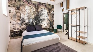 Ein modernes Schlafzimmer mit einem großen Bett, einer Wandmalerei, einer Kronleuchter und einem Einbauschrank.