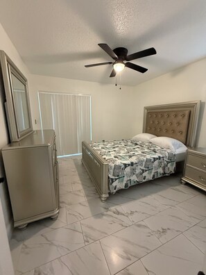 3 عدّة غرف نوم وواي فاي مجانًا وملاءات أسرّة