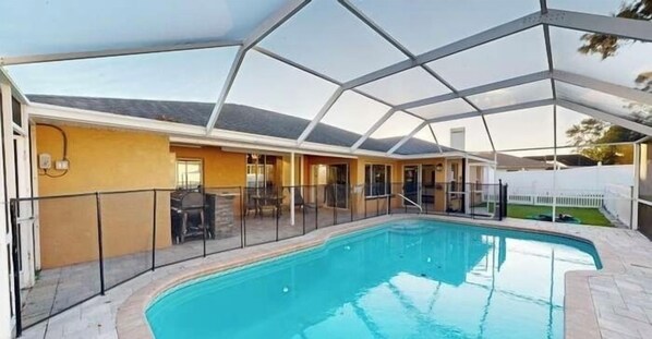 حمّام سباحة مُدفَّأ