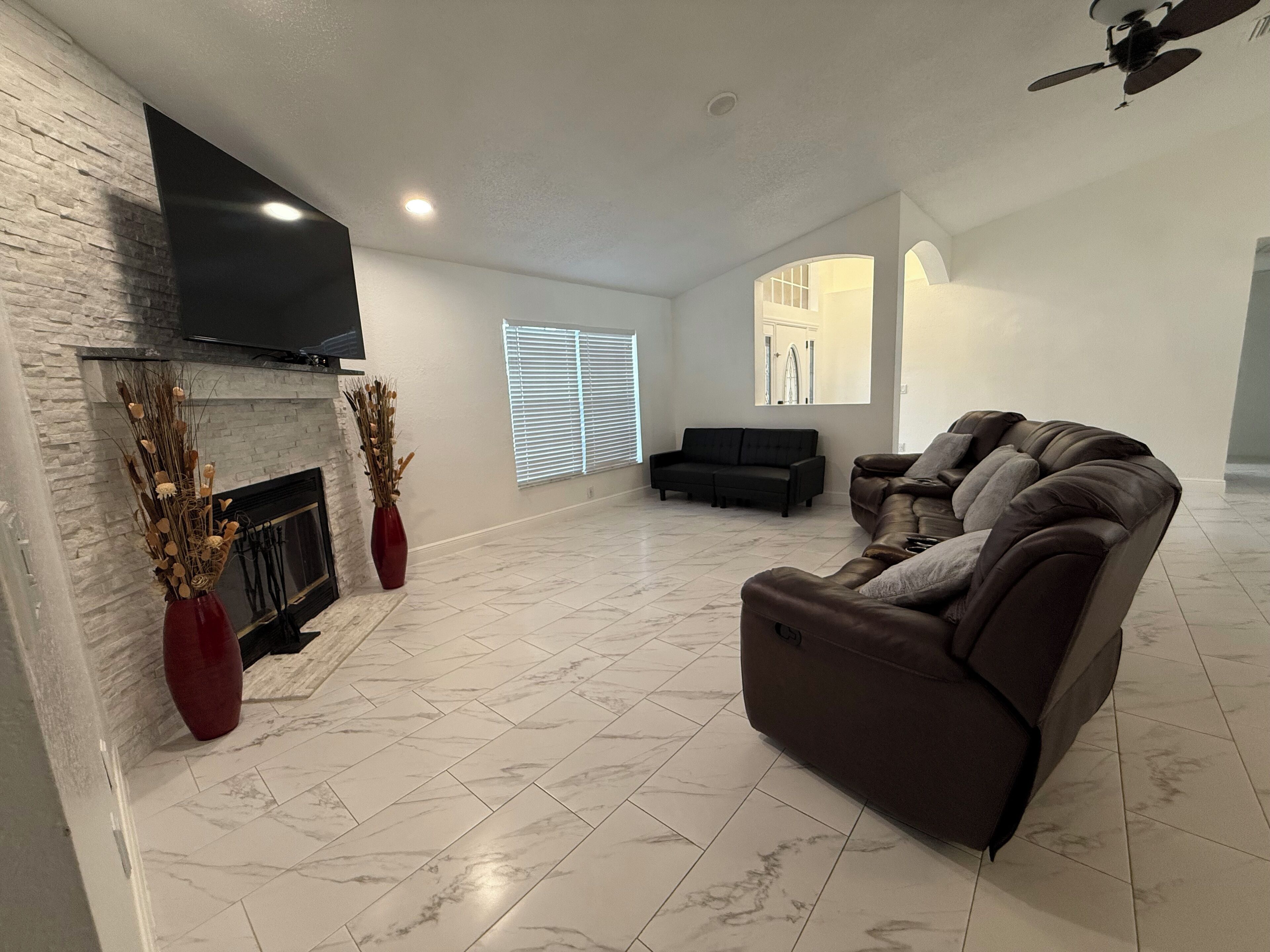 The Perfect Gateway Home With A Large Pool Area, Gazebo, All Fenced In. - Spring Hill, FL