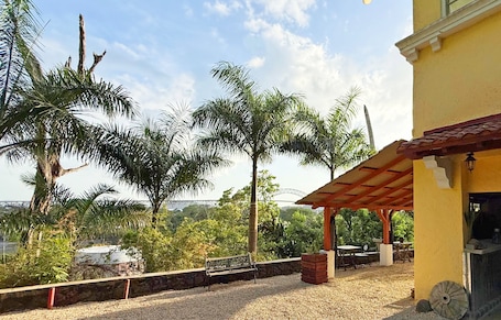 Outdoor dining. Panama View House
