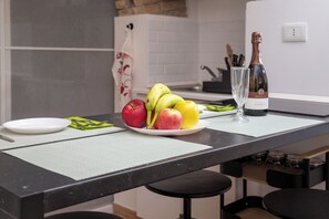 Refrigerador, microondas, parrilla de estufa y utensilios de cocina 