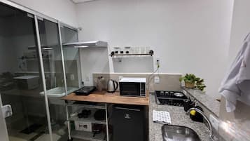 Mikrobølgeovn, blender, køkkentøj/tallerkener/redskaber, spisebord