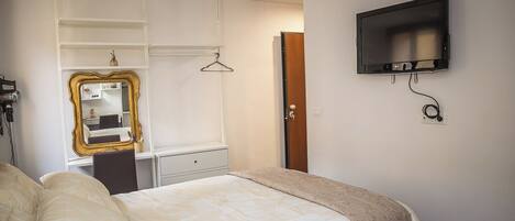 1 soverom, skrivebord, strykejern/-brett og wi-fi