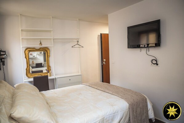 1 bedroom, desk, iron/ironing board, WiFi