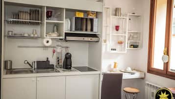 Kylskåp, mikrovågsugn, spishäll och kaffe- och tebryggare