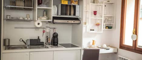 Refrigerador, microondas, parrilla de estufa y cafetera y tetera