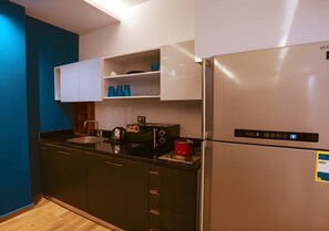 Microwave, toaster, cookware/dishes/utensils - Comfortable 1BR Apartment near Cairo Airport with 2 Balconies (South Acadmey , New Cairo)