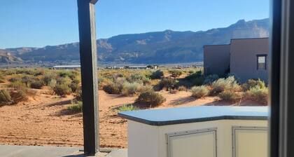 Lake Powell, Grand Circle, 3-bedroom house with AC, WiFi in welcoming Big Water