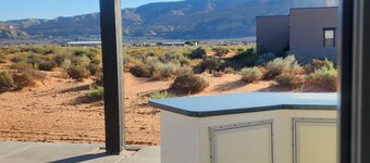 Lake Powell, Grand Circle, 3-bedroom house with AC, WiFi in welcoming Big Water