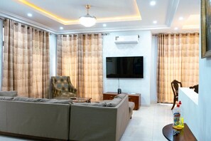 Soundproofing, free WiFi - Ocean Breeze Luxury Apartments (Brufut)