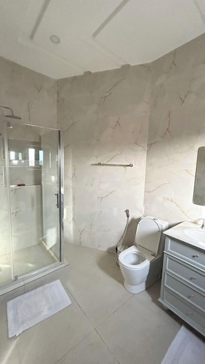 Luxe penthouse, uitzicht op zee | Badkamer | Handdoeken, zeep, shampoo, toiletpapier