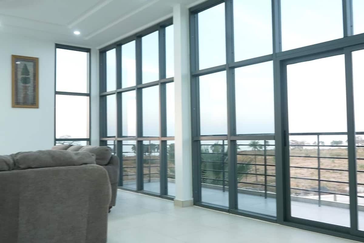 Luxe penthouse, uitzicht op oceaan | Woonruimte | Een 65-inch smart-tv met digitale zenders