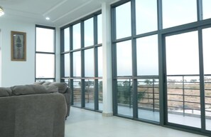 Appartement Penthouse luxueux, vue sur l’océan | Aire de séjour | Téléviseur connecté de 65 po avec télévision numérique