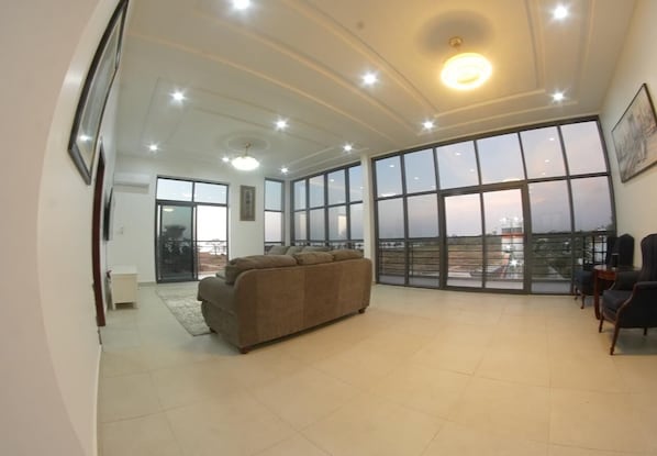 Appartement Penthouse luxueux, vue sur l’océan | Aire de séjour | Téléviseur connecté de 65 po avec télévision numérique