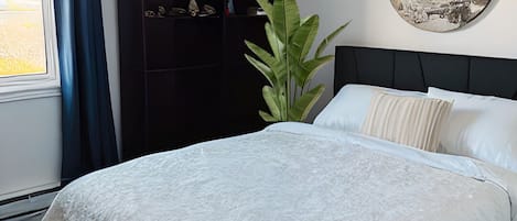5 bedrooms, iron/ironing board, WiFi, bed sheets
