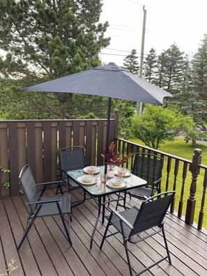 Outdoor dining - Quite 5 room home near the ocean in town (Stephenville)