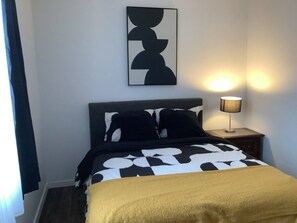 5 bedrooms, iron/ironing board, WiFi, bed sheets