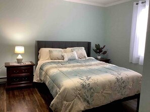 5 bedrooms, iron/ironing board, WiFi, bed sheets - Quite 5 room home near the ocean in town (Stephenville)