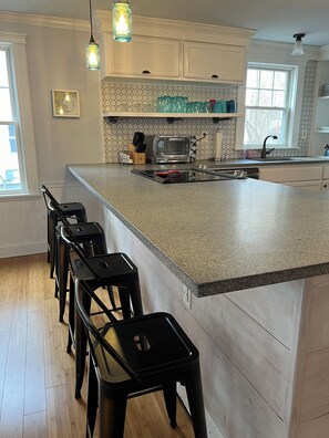 Kjøleskap, mikrobølgeovn, ovn og kokeplater