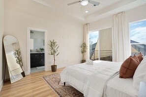 3 bedrooms, iron/ironing board, free WiFi, bed sheets - Cozy/Modern King Suite in Houston Texas (Houston)