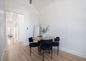 Dining - Cozy/Modern King Suite in Houston Texas (Houston)