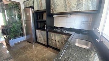Een koelkast, een microgolfoven, een oven, een kookplaat