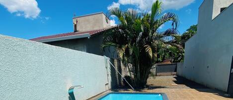 حمّام سباحة خارجي